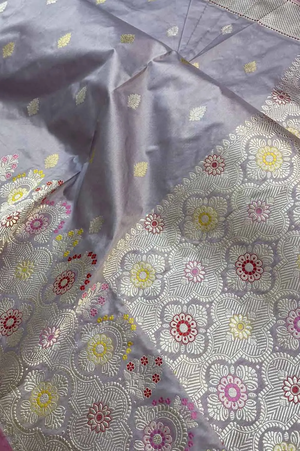 Exquisite Grey Banarasi Handloom Pure Katan Silk Saree: Timeless Elegance