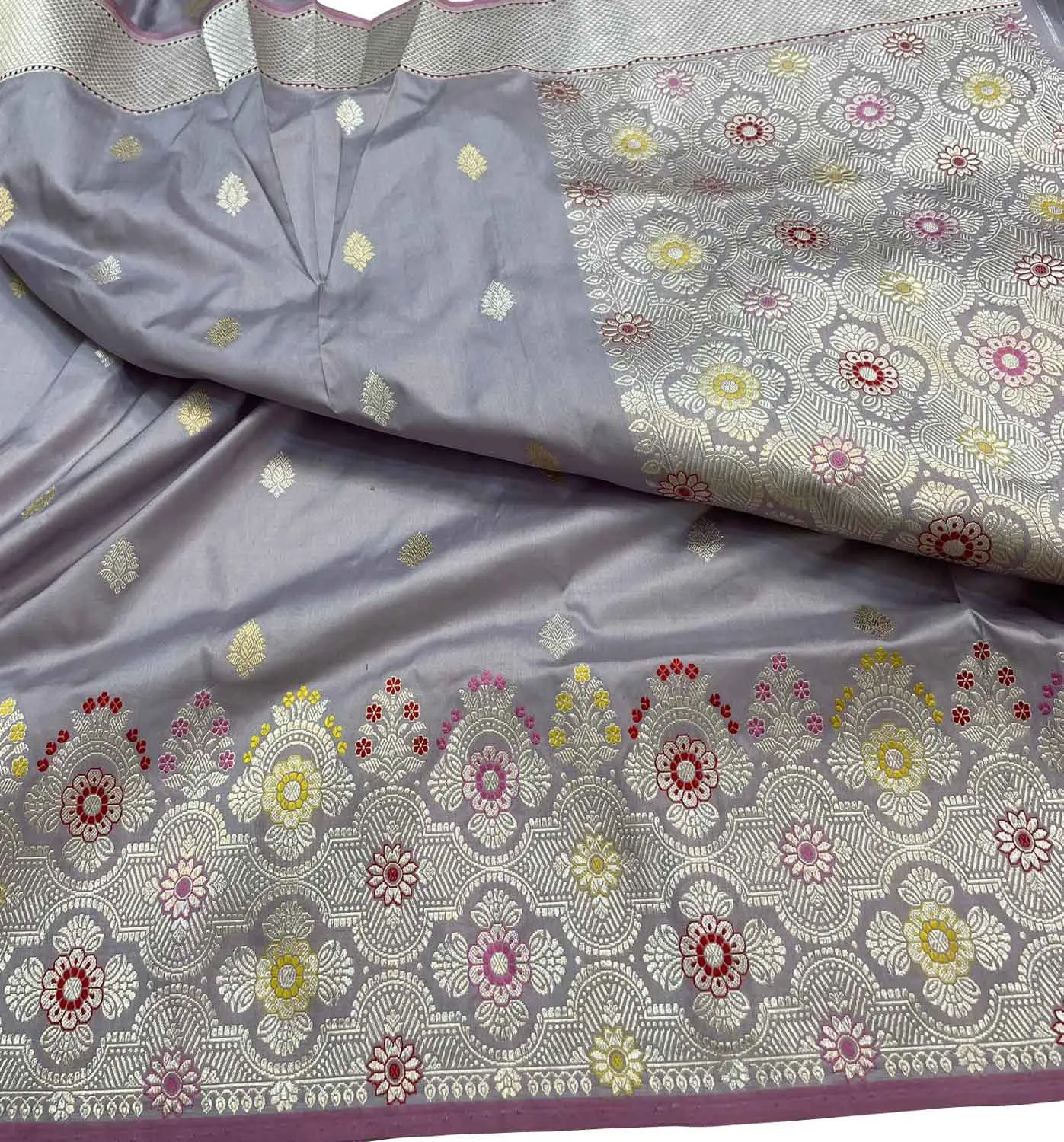 Exquisite Grey Banarasi Handloom Pure Katan Silk Saree: Timeless Elegance