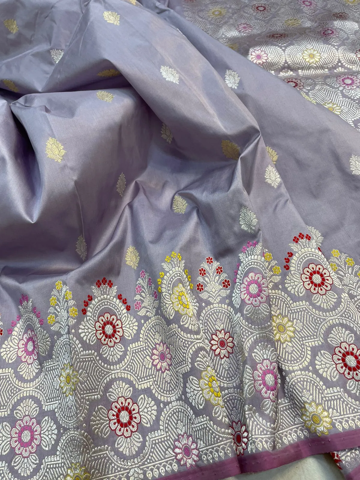 Exquisite Grey Banarasi Handloom Pure Katan Silk Saree: Timeless Elegance