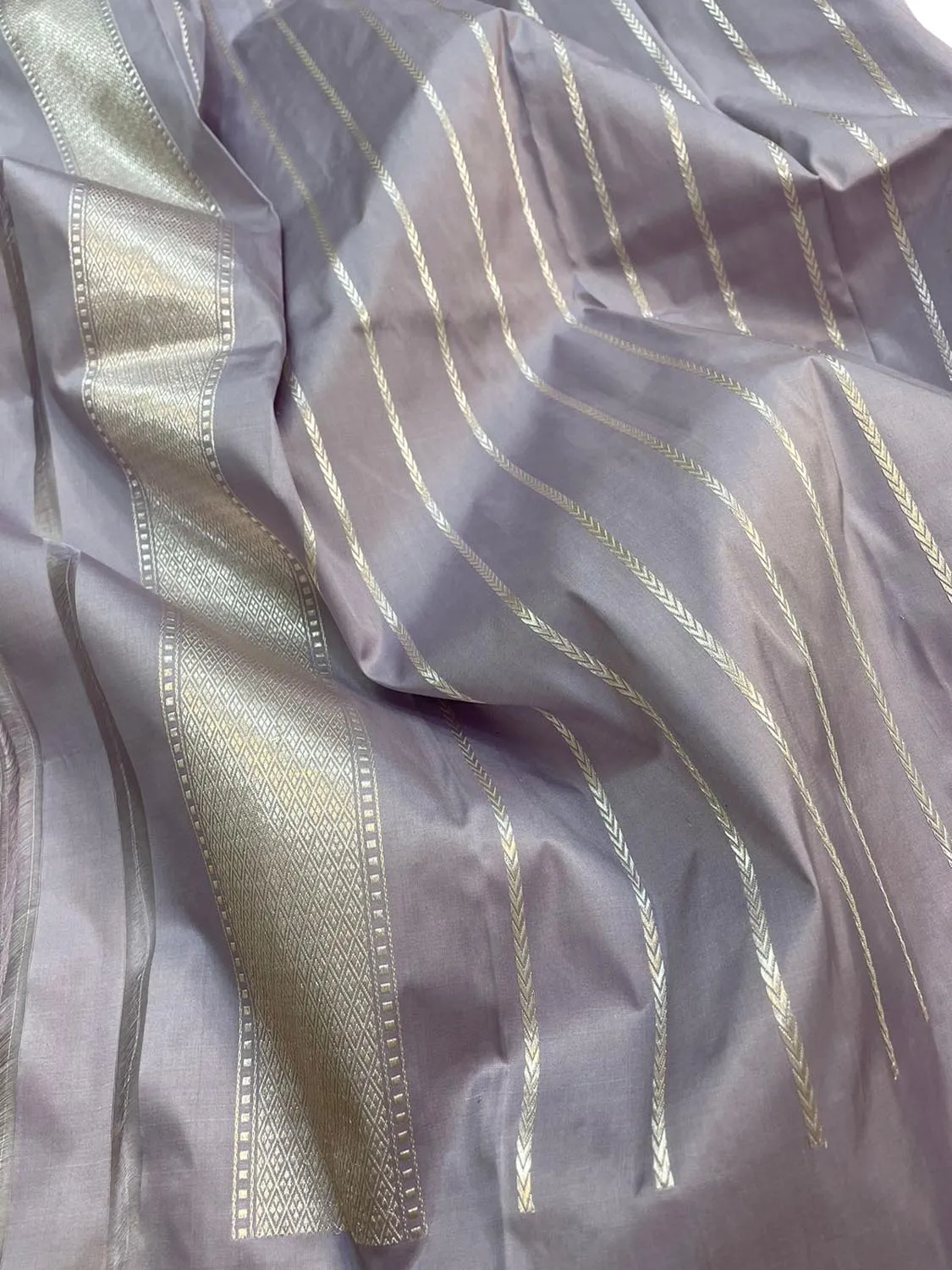 Exquisite Grey Banarasi Handloom Pure Katan Silk Saree: Timeless Elegance